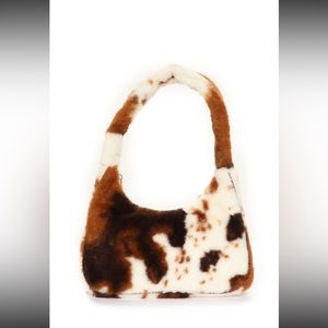 Make a statement with this easy to match cute nude pallet bag